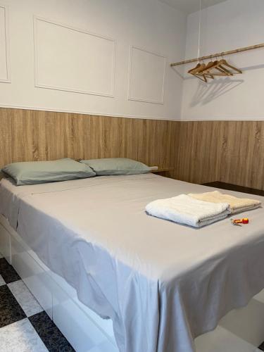 a white bed with two towels on top of it at Habitación 2 en tercera planta sin ascensor no és un piso entero! A compartir Baño y cocina! in Fuengirola
