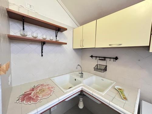 una cucina con lavello e bancone di Regina34 a Torre a Mare