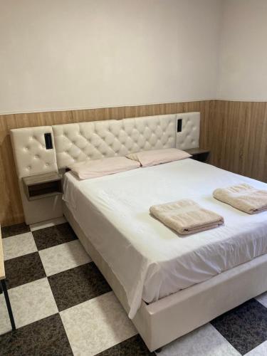 a bedroom with a white bed with two towels on it at Habitación 3 tercera planta sin ascensor no és piso entero! Compartir Baño y cocina ! in Fuengirola