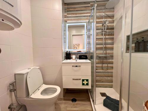 a small bathroom with a toilet and a shower at Timeless Beach V - Apartment in Armação de Pêra