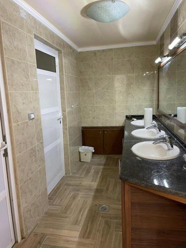 a bathroom with two sinks and a large mirror at جبال جرش in Jerash