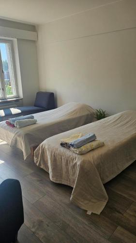 two beds sitting next to each other in a room at Jämsän Kulma in Halli