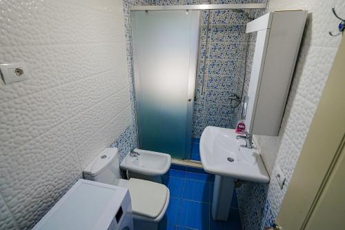 a bathroom with a toilet and a sink and a mirror at Neni apartament in Velipojë