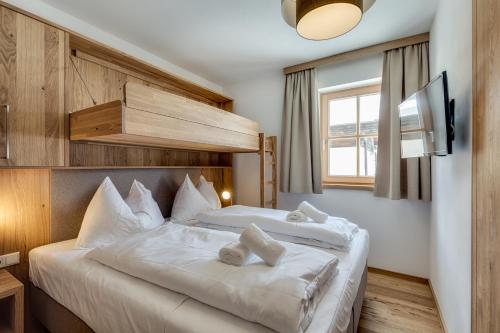 Postel nebo postele na pokoji v ubytování Alpin Residenzen Panoramabahn by Alpina-Holiday
