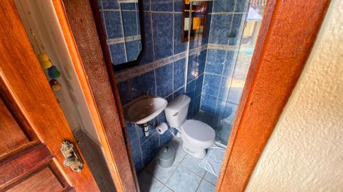 a small bathroom with a toilet and a sink at Pousada Mercador in Paraty