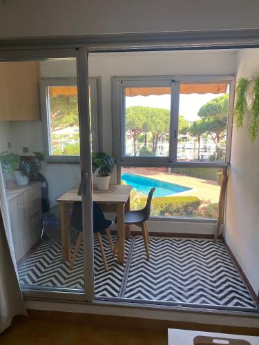 Studio avec vue port, piscine & parking privé