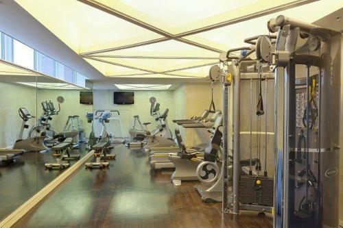 
The fitness centre and/or fitness facilities at Windsor Arms Hotel
