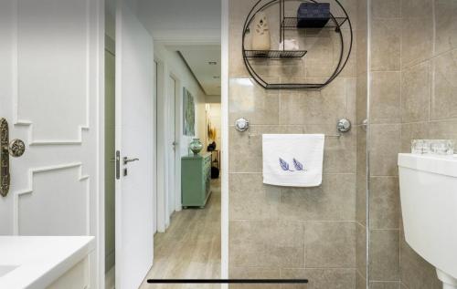 a bathroom with a shower with a sink and a mirror at Quarto com casa de banho privativo in Amadora
