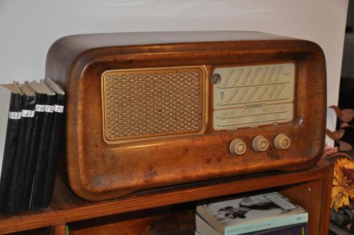 an old radio sitting on top of a shelf at Residenza I Due Mondi in Spoleto