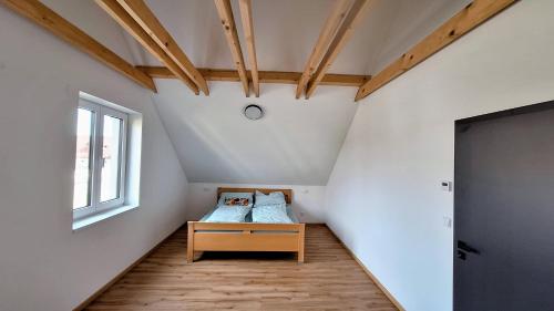 a bedroom with a bed in a room with a window at Thomas home in Homole