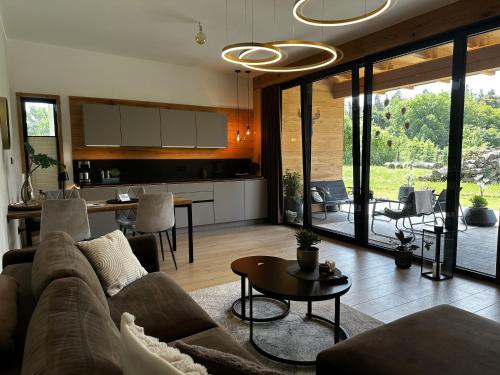 a living room with a couch and a table at Loft N 39 - ekskluzywny apartament pod Zamkiem w Mosznej in Moszna