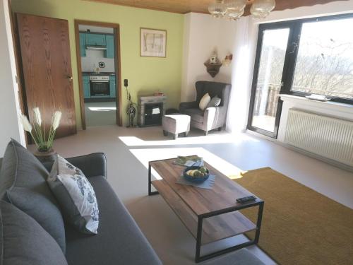 un soggiorno con divano e tavolino da caffè di Ferienwohnung Eifelglück a Utzerath