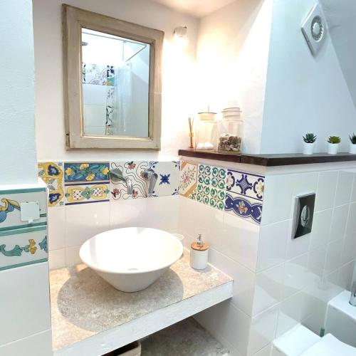 a bathroom with a sink and a window at Nel Borgo di San Francesco - Ospitalità Diffusa - Relax tra Roccaraso e Costa dei Trabocchi in Villa Santa Maria