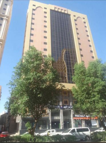 a tall building with a giraffe on the side of it at فندق اسرار التيسير in Mecca