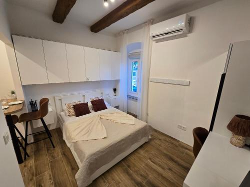 Studio apartment KIKI for 2, near Old Town & Beach, free WiFi