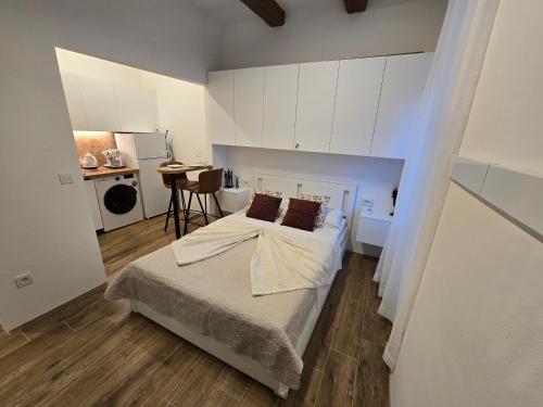 Studio apartment KIKI for 2, near Old Town & Beach, free WiFi