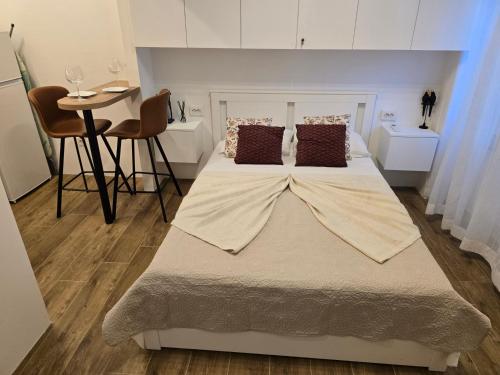 Studio apartment KIKI for 2, near Old Town & Beach, free WiFi