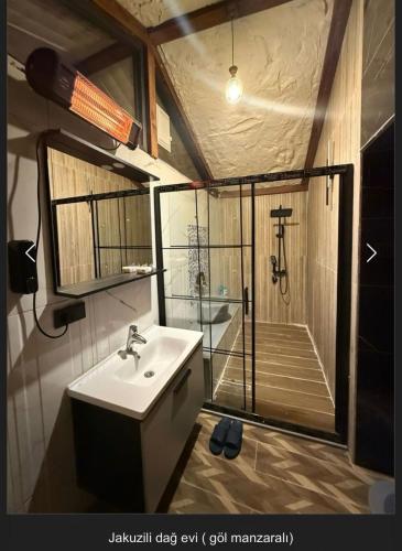 a bathroom with a shower and a sink and a sink at Yeşilsu Taş Konağı in Yeşilsu