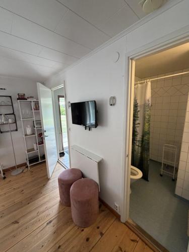 a living room with a tv on a wall at SleepCleanGo L3 in Gnisvärd