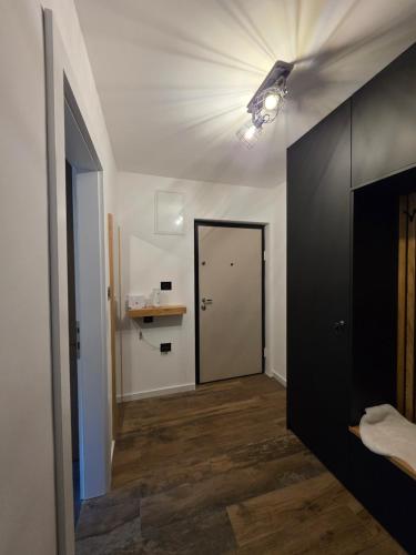 ein Flur mit einer Tür, die zu einem Zimmer führt in der Unterkunft Apartman Evelissima Brčko in Brčko