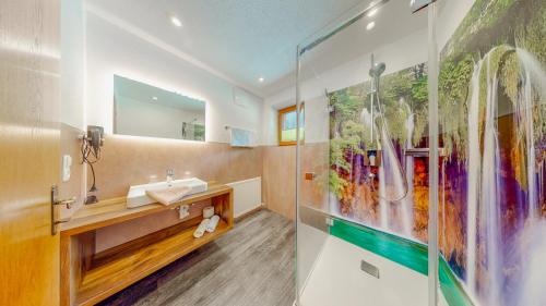 a bathroom with a sink and a mirror at Appartement Belmonte in Sölden