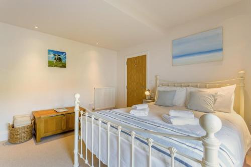 a bedroom with a white bed in a room at 1 Bed in Southwold oc-bate in Southwold