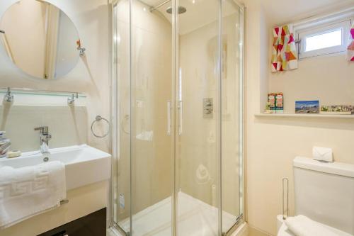 a bathroom with a shower and a sink at 1 Bed in Southwold oc-bate in Southwold