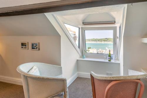 a room with a table and chairs and a window at 2 Bed in Appledore oc-gable in Appledore