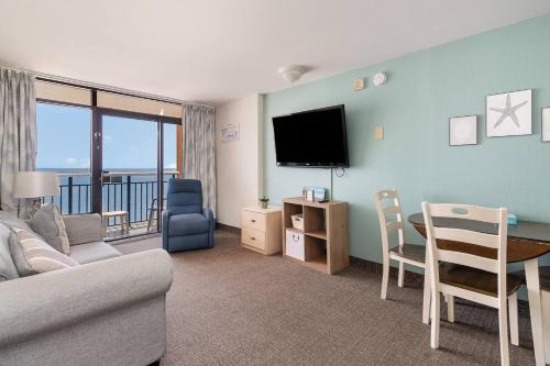 Oceanfront 1BR at Landmark, King Bed, Full Kitchen, Smart TVs photo 8