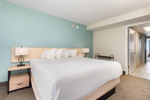 Oceanfront 1BR at Landmark, King Bed, Full Kitchen, Smart TVs photo 9