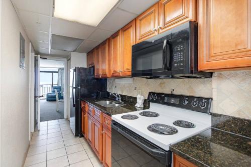 Oceanfront 1BR at Landmark, King Bed, Full Kitchen, Smart TVs photo 5