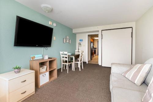 Oceanfront 1BR at Landmark, King Bed, Full Kitchen, Smart TVs photo 18