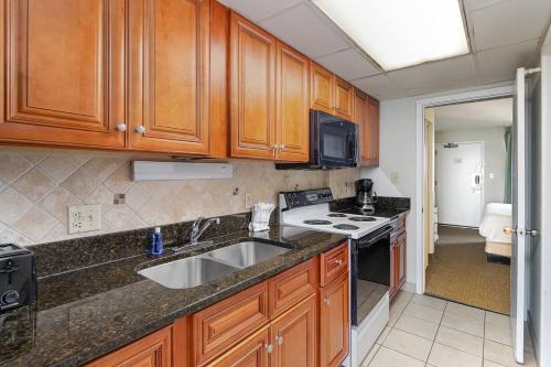 Oceanfront 1BR at Landmark, King Bed, Full Kitchen, Smart TVs photo 19