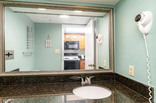 Oceanfront 1BR at Landmark, King Bed, Full Kitchen, Smart TVs photo 23