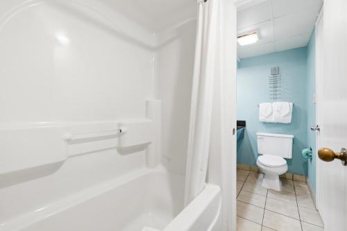 Oceanfront 1BR at Landmark, King Bed, Full Kitchen, Smart TVs photo 27