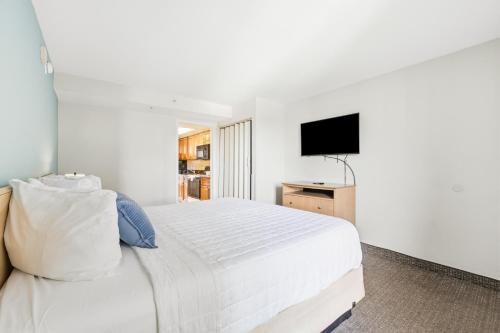 Oceanfront 1BR at Landmark, King Bed, Full Kitchen, Smart TVs photo 28