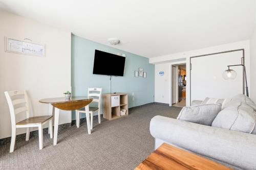 Oceanfront 1BR at Landmark, King Bed, Full Kitchen, Smart TVs photo 30