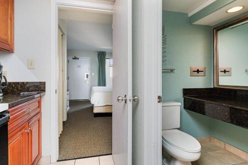 Oceanfront 1BR at Landmark, King Bed, Full Kitchen, Smart TVs photo 38