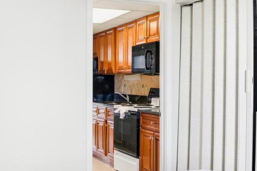 Oceanfront 1BR at Landmark, King Bed, Full Kitchen, Smart TVs photo 42