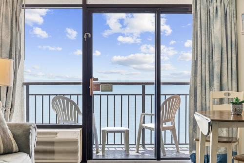 Oceanfront 1BR at Landmark, King Bed, Full Kitchen, Smart TVs photo 43