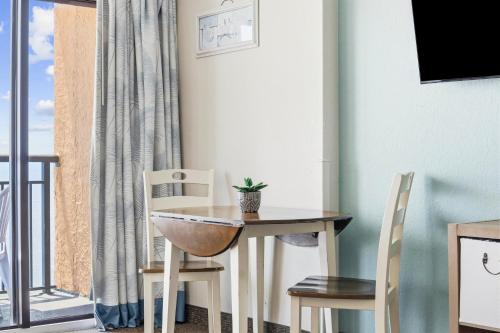 Oceanfront 1BR at Landmark, King Bed, Full Kitchen, Smart TVs photo 44