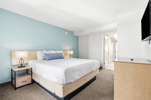 Oceanfront 1BR at Landmark, King Bed, Full Kitchen, Smart TVs photo 3