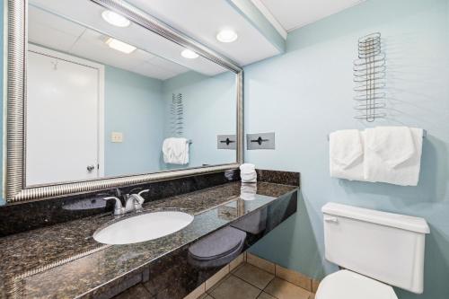 Oceanfront 1BR at Landmark, King Bed, Full Kitchen, Smart TVs photo 49