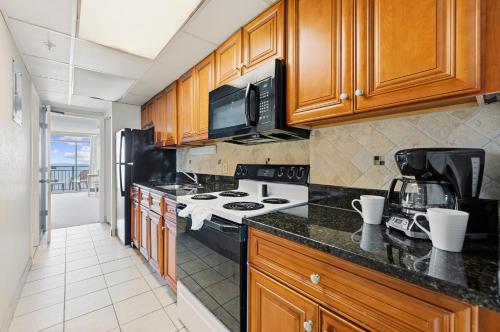 Oceanfront 1BR at Landmark, King Bed, Full Kitchen, Smart TVs photo 51