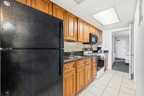 Oceanfront 1BR at Landmark, King Bed, Full Kitchen, Smart TVs photo 52