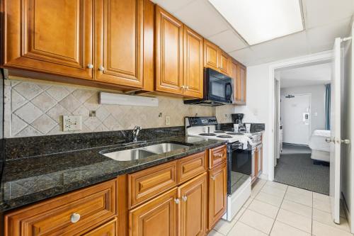 Oceanfront 1BR at Landmark, King Bed, Full Kitchen, Smart TVs photo 54