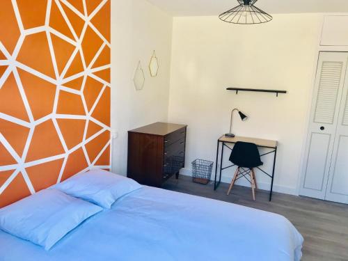a bedroom with a bed and a desk at La maison Champollion in Albi