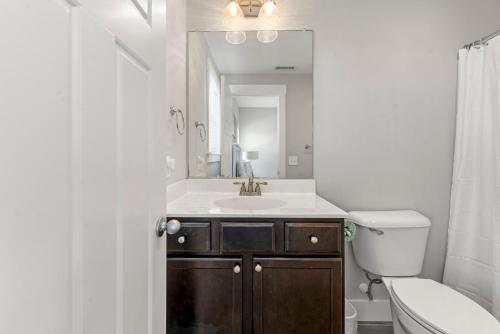 a bathroom with a sink and a toilet and a mirror at Little Cayman in Salvo