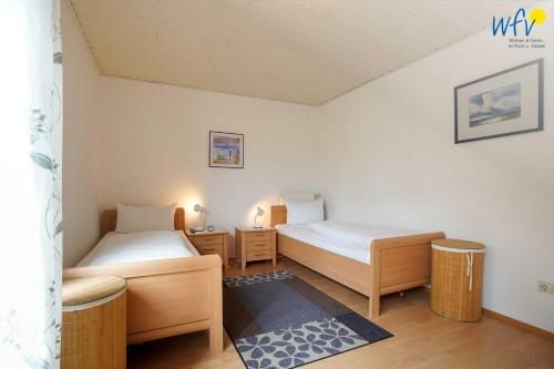 a room with two beds in a room at Haus Wilhelm-Feldhoff Ferienwohnung Veen in Borkum