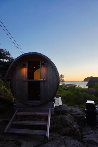 a round house on the shore of the ocean at Haukland beach panorama - with Sauna in Offersøya